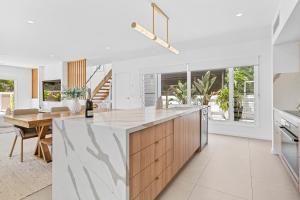 une cuisine et une salle à manger avec un grand comptoir dans l'établissement Luxe at Alex - Your Coastal Retreat Awaits, à Alexandra Headland