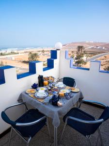 een tafel met borden eten bovenop een gebouw bij Auberge Azul Ifni in Sidi Ifni
