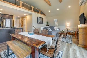 BradfordUltimate Relaxation! Lake-View Cottage in Bradford的客厅里有一张桌子和一张沙发