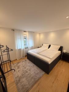 En eller flere senge i et værelse på moderne & ruhige Wohnung , nähe Messe