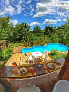 Bazén v ubytování Recanto das Corujas nebo v jeho okolí