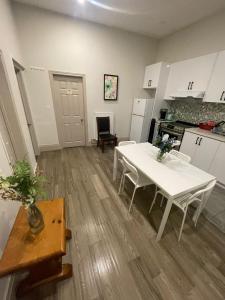 Η κουζίνα ή μικρή κουζίνα στο Homestay At Queen St-Downtown Toronto-Free Wifi N
