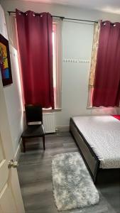 Ένα ή περισσότερα κρεβάτια σε δωμάτιο στο Homestay At Queen St-Downtown Toronto-Free Wifi N