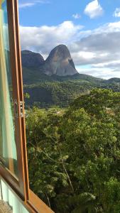 a view of a mountain from a window at Flat lindo em pedra azul in Pedra Azul