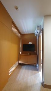 una stanza con una TV a schermo piatto su una parete di Flat lindo em pedra azul a Pedra Azul Altre 10 foto