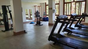 una palestra con diversi tapis roulant e macchine in una stanza di Flat lindo em pedra azul a Pedra Azul