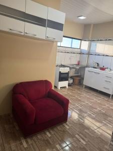 sala de estar con sofá rojo en la cocina en Central Urbano CDE, en Ciudad del Este