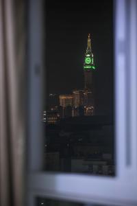 a view of the empire state building lit up at night at فندق بارك الياس in Aţ Ţunḑubāwī