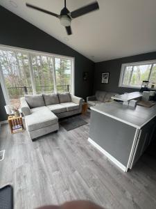 TV a/nebo společenská místnost v ubytování Lily Pad Modern Mountain Chalet on 19 Private Acres with Fire Pit