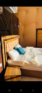 Ένα ή περισσότερα κρεβάτια σε δωμάτιο στο وادي رم Camp in Wadi Rum