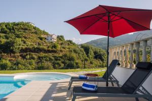 Nespecifikovaný výhled na hory nebo výhled na hory při pohledu z hotelu