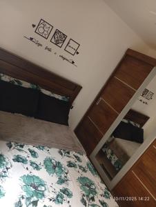 a bedroom with a bed and a mirror at Meu Cantinho in Botucatu