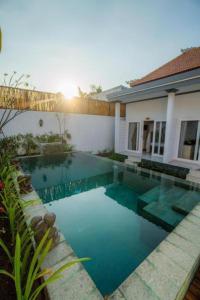 Πισίνα στο ή κοντά στο Deluxe room near seminyak beach