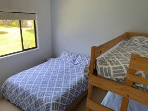 une petite chambre avec un lit et une fenêtre dans l'établissement Centre31, à Evergreen