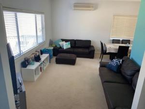 un salon avec un canapé et une table dans l'établissement Centre31, à Evergreen