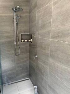 une salle de bain avec douche et toilettes dans l'établissement Centre31, à Evergreen