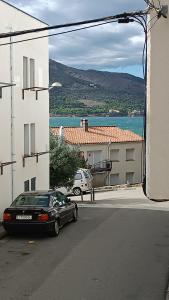 德拉塞尔瓦港La Yeye Offre d'automne de 6 nuits & 6 Nights Autumn Offer的一辆黑色汽车停在一栋建筑物前 更多35张照片