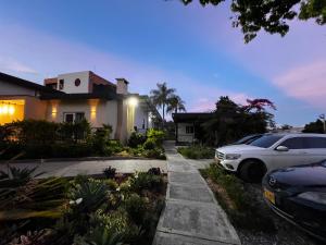 リオネグロにあるHotel & Golf Isak Aeropuertoの家の前に駐車した白車