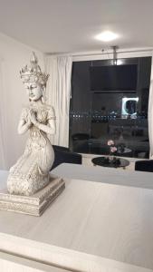 a statue of a woman in a crown on a table at Anima Lodge in Villa Carlos Paz