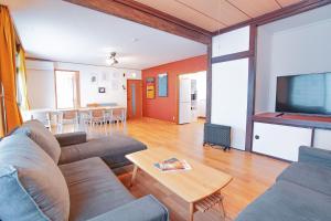 富良野市にあるSouth Furano Houseのソファとテーブルのあるリビングルーム