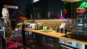 Kuchyň nebo kuchyňský kout v ubytování Fantastic Naughty Corner