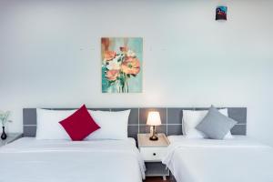 Una cama o camas en una habitación de Sunshine Hotel