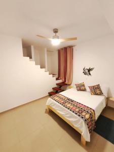 Ένα ή περισσότερα κρεβάτια σε δωμάτιο στο Casa Colibri - Confort et Authentique, à 300m de la plage !