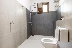 a bathroom with a toilet and a shower at Ivy Garden Retreat in Gampola