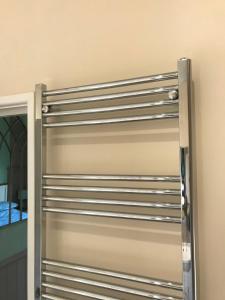 une porte de garage en acier inoxydable dans une pièce dans l'établissement Red Rose Cottage, à Cheddar