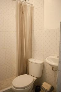 een badkamer met toilet en wastafel bij Mini departamento con cochera in Ayacucho