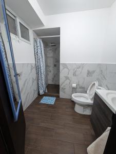 een badkamer met toilet en wastafel bij Casa Milos in Guatemala +7 foto's