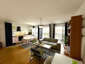 een woonkamer met een bank en een tafel bij Chill' Appart Disneyland in Chessy