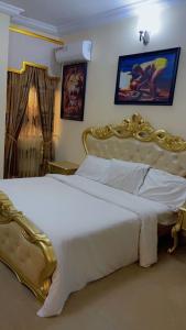 Postel nebo postele na pokoji v ubytování Benny rose apartment