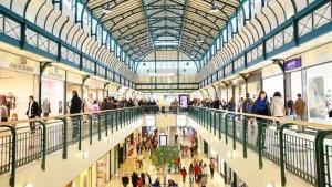 een grote menigte mensen in een winkelcentrum bij Chill' Appart Disneyland in Chessy