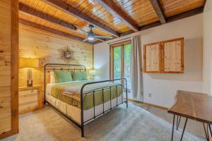 ein Schlafzimmer mit einem Bett und einer Holzdecke in der Unterkunft Fall Break+Family Cabin+Game Room+Fire Pit+Hot Tub in Wear Valley + 56 Fotos