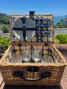 een mand met glazen en borden op een tafel bij Studio at Coopers Beach in Coopers Beach +28 foto's