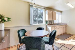 Η κουζίνα ή μικρή κουζίνα στο Hike, Sip and Explore Couples Retreat in Fallbrook +16 φωτογραφίες