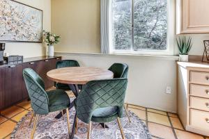 Χώρος καθιστικού στο Hike, Sip and Explore Couples Retreat in Fallbrook