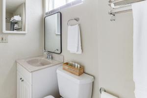 Ένα μπάνιο στο Hike, Sip and Explore Couples Retreat in Fallbrook