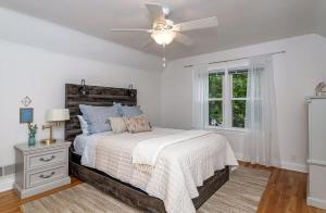 ein Schlafzimmer mit einem Bett und einem Deckenventilator in der Unterkunft 3 bed 2 bath-Walk to Jack Trice Stadium in Ames