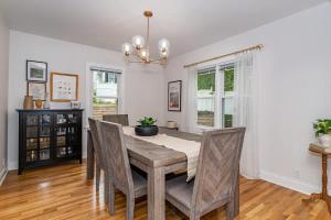 ein Esszimmer mit einem Holztisch und Stühlen in der Unterkunft 3 bed 2 bath-Walk to Jack Trice Stadium in Ames