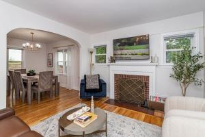 ein Wohnzimmer mit Kamin und ein Esszimmer in der Unterkunft 3 bed 2 bath-Walk to Jack Trice Stadium in Ames + 39 Fotos