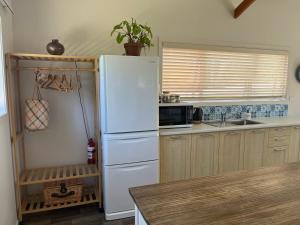 een keuken met een witte koelkast en een spoelbak bij Studio at Coopers Beach in Coopers Beach
