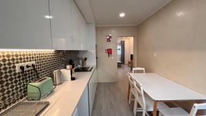 Η κουζίνα ή μικρή κουζίνα στο Charming Baixa VII - 1 Room APT
