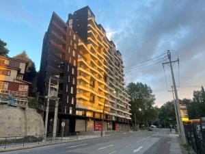 een hoog gebouw aan de kant van een straat bij Puerto Montt Centro - Diagonal Germania in Puerto Montt