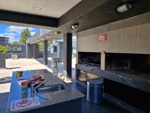 Kuchyň nebo kuchyňský kout v ubytování Departamento VCP Costanera