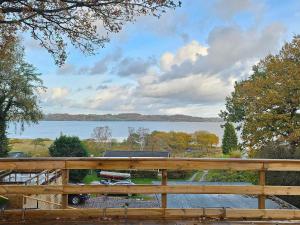 Blick auf einen See von der Terrasse eines Hauses in der Unterkunft Family-Friendly Cottage Near the Coast in Tirsbæk