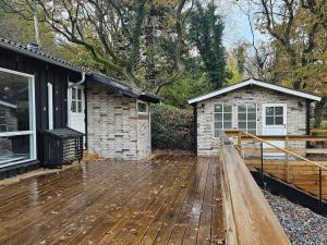 eine Holzterrasse vor einem Haus in der Unterkunft Family-Friendly Cottage Near the Coast in Tirsbæk