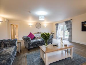 Wainfleet All SaintsにあるField View - Ukc2304のソファとテーブルのあるリビングルーム