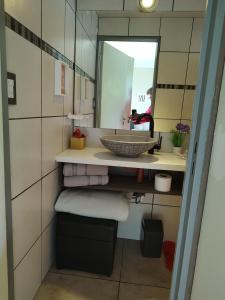 a bathroom with a sink and a mirror and towels at Microbed in Cipolletti +1 photo